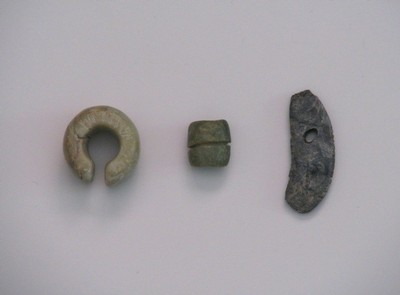 抉状耳飾(左)と転用途中の装飾品(右2個)
