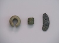 写真2:抉状耳飾(左)と転用途中の装飾品(右2個)